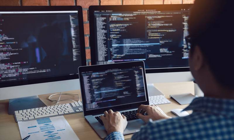 数据科学选型：R与Python如何赋能博乐市网站建设？